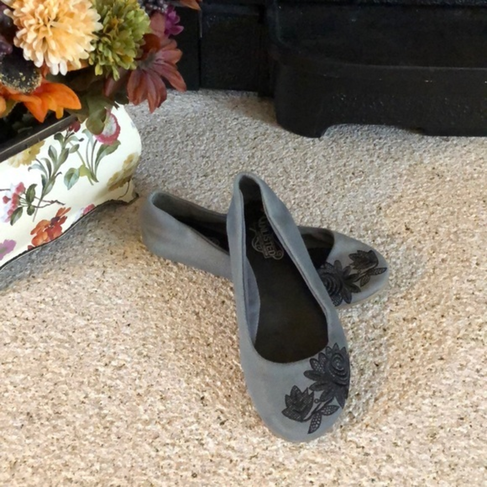 Cute Unlisted‎ Flats With Flower Appliqué Size 6
